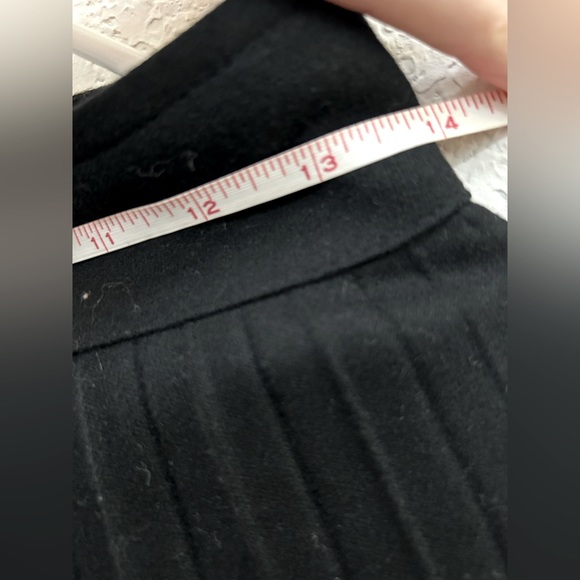 Midi Pleated black skirt | size 6 - Picture 3 of 6